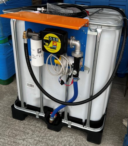 600 literes IBC tartály, fémcsap, ADR, MECLUBE gázolaj kimérő szett, 12V 45 l/perc, szivattyú, mechanikus mérőóra, 6m tömlő, automata pisztoly, szűrőkészlet