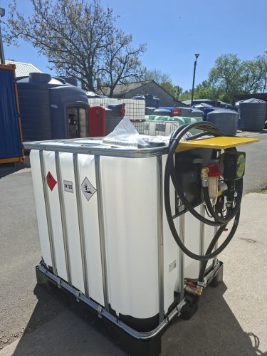 1000 literes IBC tartály fém csap, MECLUBE 12V 45 l/p GÁZOLAJ kimérő szett, mechanikus mérőóra, 6 m nyomótömlő, automata pisztoly, ADR tanúsítvány