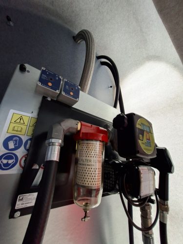 Dupla falú 10000 l FUDPS gázolajtartály front/levezetett töltéssel, 230V 70 l/p szivattyú, mechanikus mérőóra, 10 µ víz- és szennylev. szűrőkészlet,  úszós szintjelző, tömlődob 10 méteres 3/4"-os tömlővel, automata pisztoly