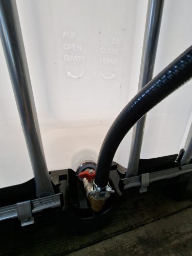 1000 literes IBC tartály, WALLMEC 12V 85 l/p kimérő szett, mechanikus mérőóra, szűrő, 6 m nyomótömlő, automata pisztoly, ADR tanúsítvány
