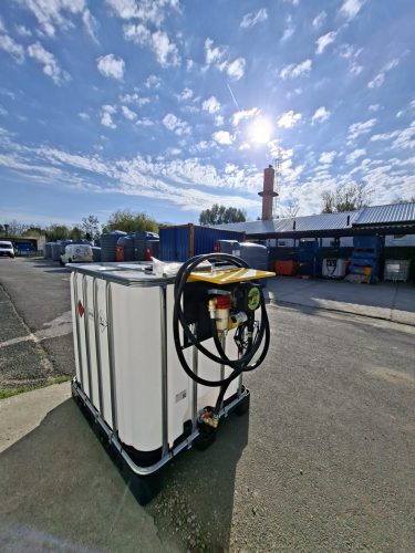 1000 literes IBC tartály fémcsappal, ADR tanúsítvánnyal, MECLUBE gázolaj kimérő szett 12V 45 l/p szivattyú, autpiszt.