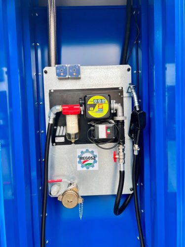 Konténerkút, benne 7500 literes szimpla falú műanyag gázolajtartály. 70 l/perc kiadagolóval, mechanikus mérőórával, 8 m