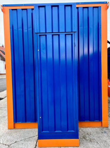 Konténerkút, benne 7500 literes szimpla falú műanyag gázolajtartály. 70 l/perc kiadagolóval, mechanikus mérőórával, 10 