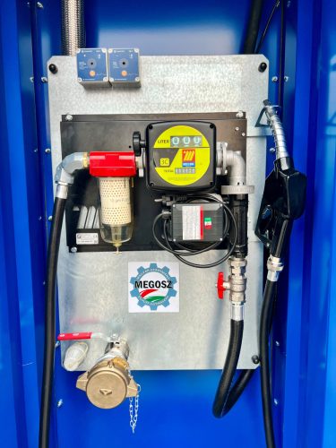 Konténerkút, benne 10000 literes szimpla falú műanyag gázolajtartály. 70 l/perc kiadagolóval, mechanikus mérőórával, 10