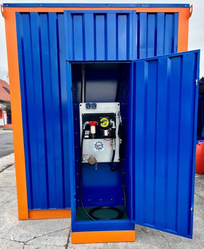 Konténerkút, benne 12500 literes szimpla falú műanyag gázolajtartály. 70 l/perc kiadagoló, mechanikus mérőóra, 6 m nyomótömlő