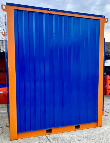 Konténerkút, benne 12500 literes szimpla falú műanyag gázolajtartály. 70 l/perc kiadagoló, mechanikus mérőóra, 6 m nyomótömlő